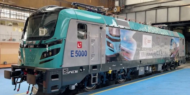 Yerli ve milli ‘Elektrikli Ana Hat Lokomotifi E5000’ raya indirildi