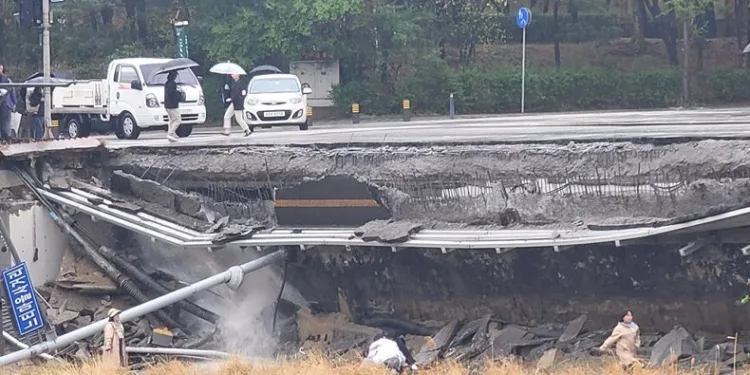 Güney Kore’de köprü çöktü