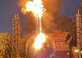 Disneyland’de mekanik ejderha alev aldı
