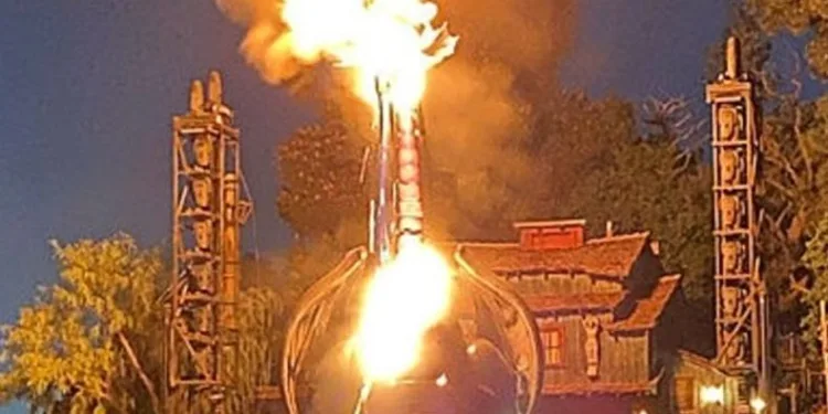 Disneyland’de mekanik ejderha alev aldı