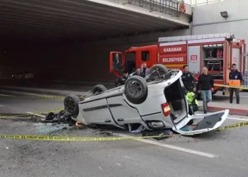 Üst geçitten düşen araçtakiler can verdi