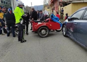 Motosiklet park halindeki otomobile çarptı