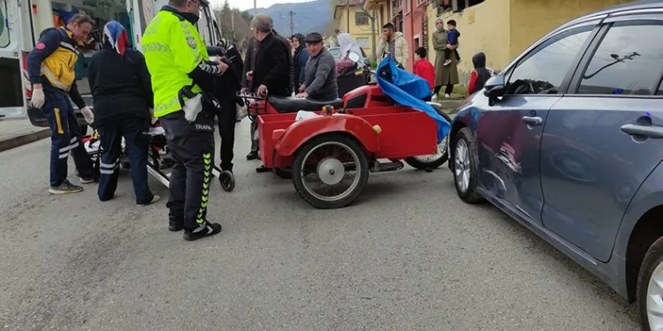 Motosiklet park halindeki otomobile çarptı