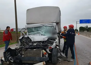 Tıra arkadan çarpan kamyonet sürücüsü sıkıştı