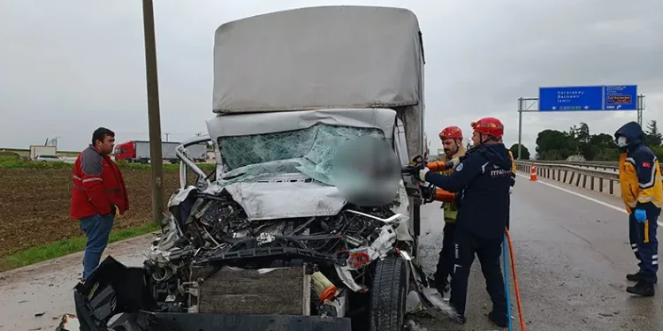 Tıra arkadan çarpan kamyonet sürücüsü sıkıştı