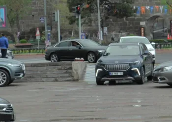 Bakan Akar’dan TOGG’lu bayramlaşma