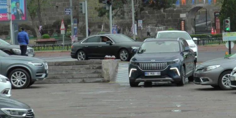 Bakan Akar’dan TOGG’lu bayramlaşma