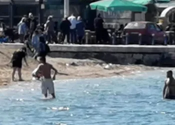 Sıcak havayı fırsat bilenler denize girdi