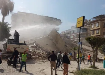 Yıkım sırasında bina çöktü, yürekler ağza geldi