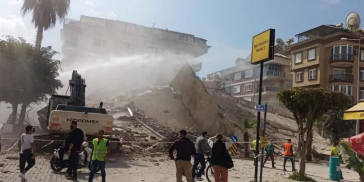 Yıkım sırasında bina çöktü, yürekler ağza geldi