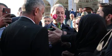 Akar bayram namazında depremzelerle buluştu