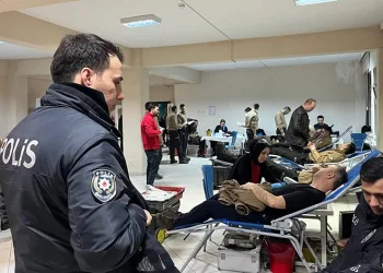 Polis ve bekçiler Kızılay’a kan dostu oldu