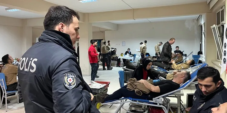 Polis ve bekçiler Kızılay’a kan dostu oldu