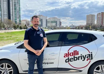 Debriyaj pedalı olmayan, vitesi manuel araç
