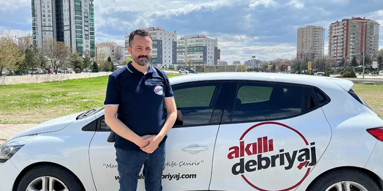 Debriyaj pedalı olmayan, vitesi manuel araç