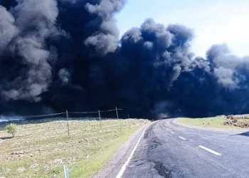 Ham petrol yüklü tır kamyonetle çarpıştı