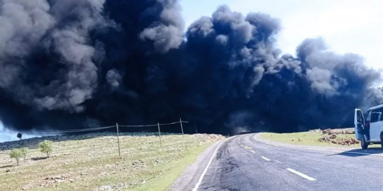 Ham petrol yüklü tır kamyonetle çarpıştı