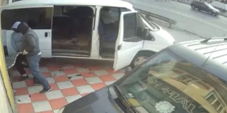 Minibüsle soygun girişimi kamerada