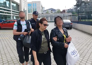 Camideki yardım kumbarasından para çaldılar