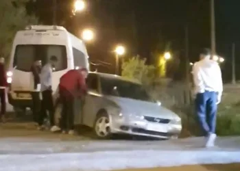 Yol vermeye çalışan otomobil kaza yaptı