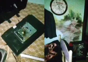 Köye düşen yıldırım eşyalara zarar verdi