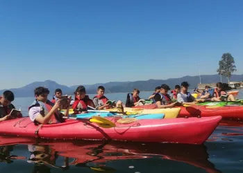 Öğrenciler kürek çekerken kitap okudular