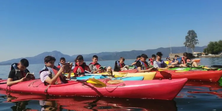 Öğrenciler kürek çekerken kitap okudular