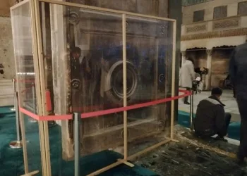 Ayasofya’da “imparator kapısına” cam bölmeli koruma