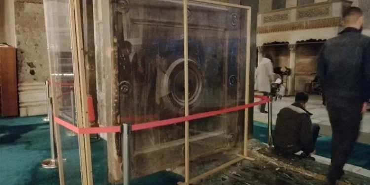 Ayasofya’da “imparator kapısına” cam bölmeli koruma