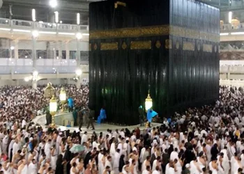 Yağmur altında Kabe’yi tavaf ettiler
