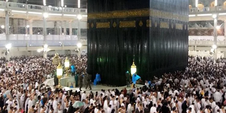 Yağmur altında Kabe’yi tavaf ettiler