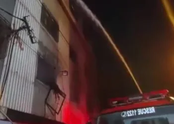Pakistan’da fabrikada yangın
