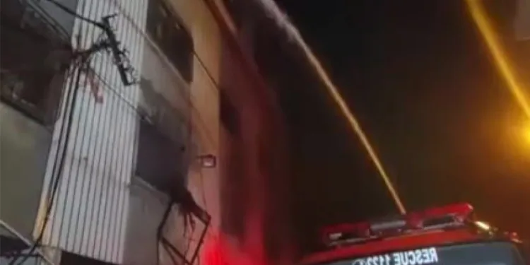 Pakistan’da fabrikada yangın