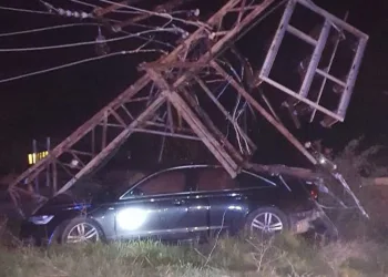 Ehliyetsiz sürücü elektrik direğine çarptı