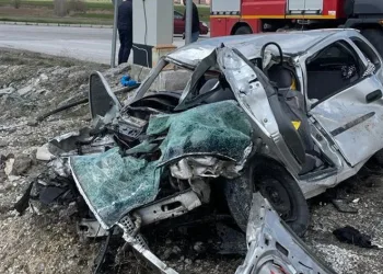 Hurdaya dönen otomobilden sağ çıktılar