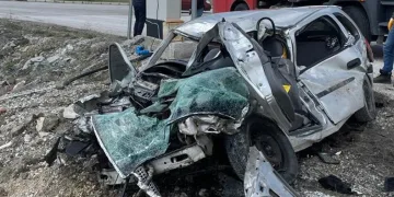 Hurdaya dönen otomobilden sağ çıktılar
