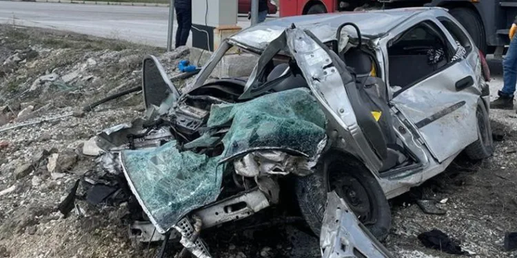 Hurdaya dönen otomobilden sağ çıktılar
