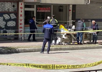 Kolonları çatlayan binadan taşınma