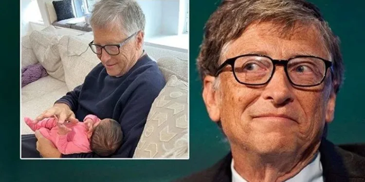 Bill Gates torunuyla ilk karesini paylaştı