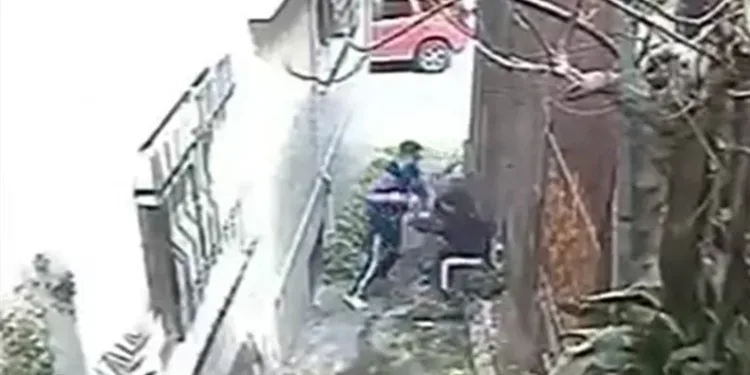 Havlayan köpek hırsızı yakalattı