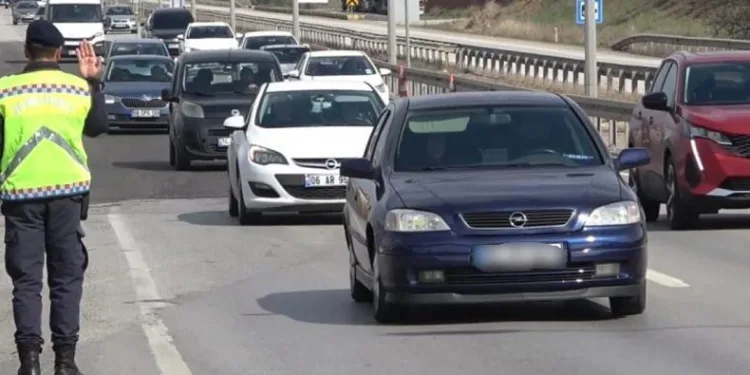 Tatilciler yollara akın etti