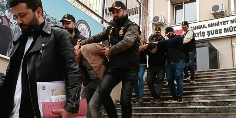 Gaspçılar, çatı tamiri için gelenler çıktı