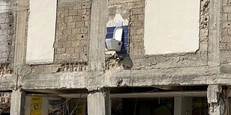 Altı katlı binadan geriye sadece klozet kaldı