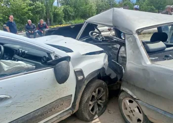 İki otomobil kafa kafaya çarpıştı