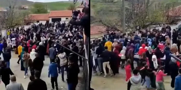 Bir yandan oynadılar, bir yandan kavga ettiler