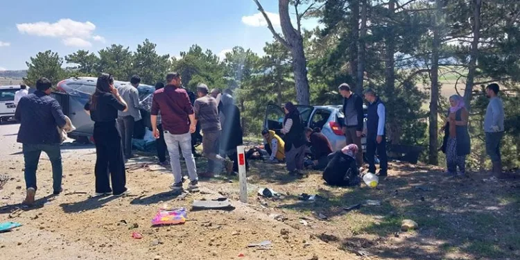 Otomobil yol kenarında duran otomobile çarptı