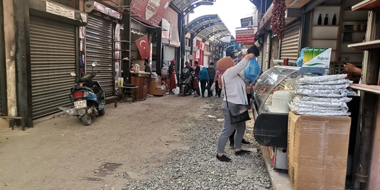 Enkazların gölgesinde bayram hazırlığı