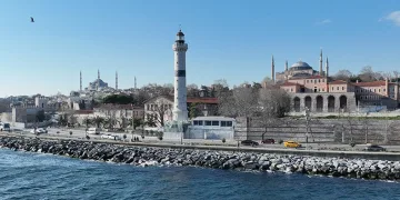 Ahırkapı Feneri yenilenen yüzüne kavuştu