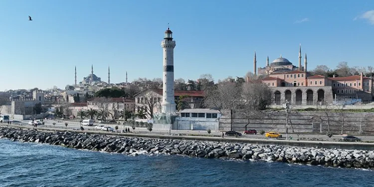 Ahırkapı Feneri yenilenen yüzüne kavuştu