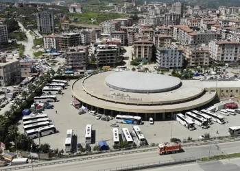 Yıkıkların arasında bayram yolculuğu